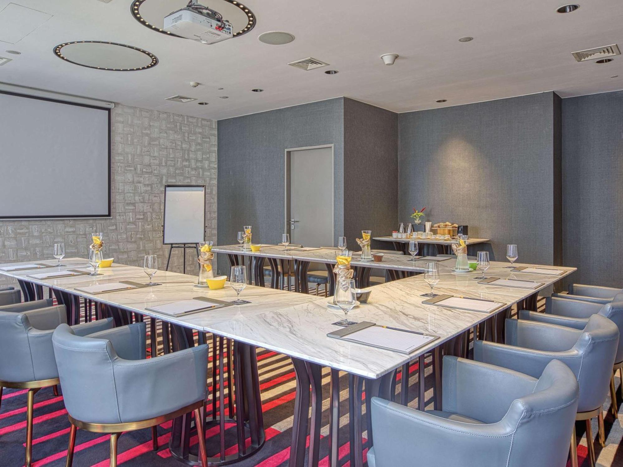 Novotel Suites Manila At Acqua マンダルヨン・シティ エクステリア 写真