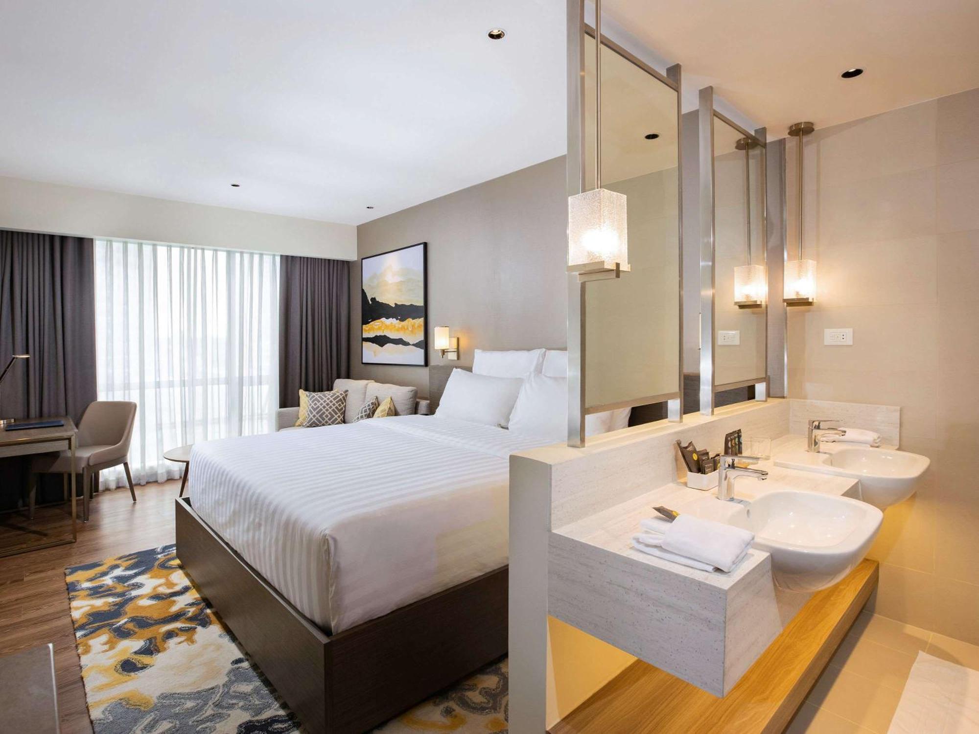 Novotel Suites Manila At Acqua マンダルヨン・シティ エクステリア 写真