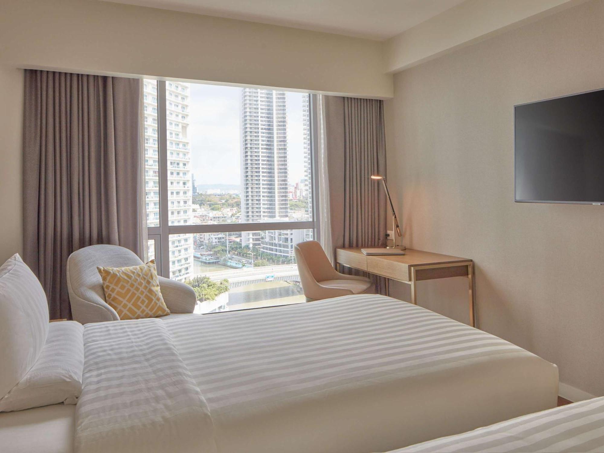 Novotel Suites Manila At Acqua マンダルヨン・シティ エクステリア 写真