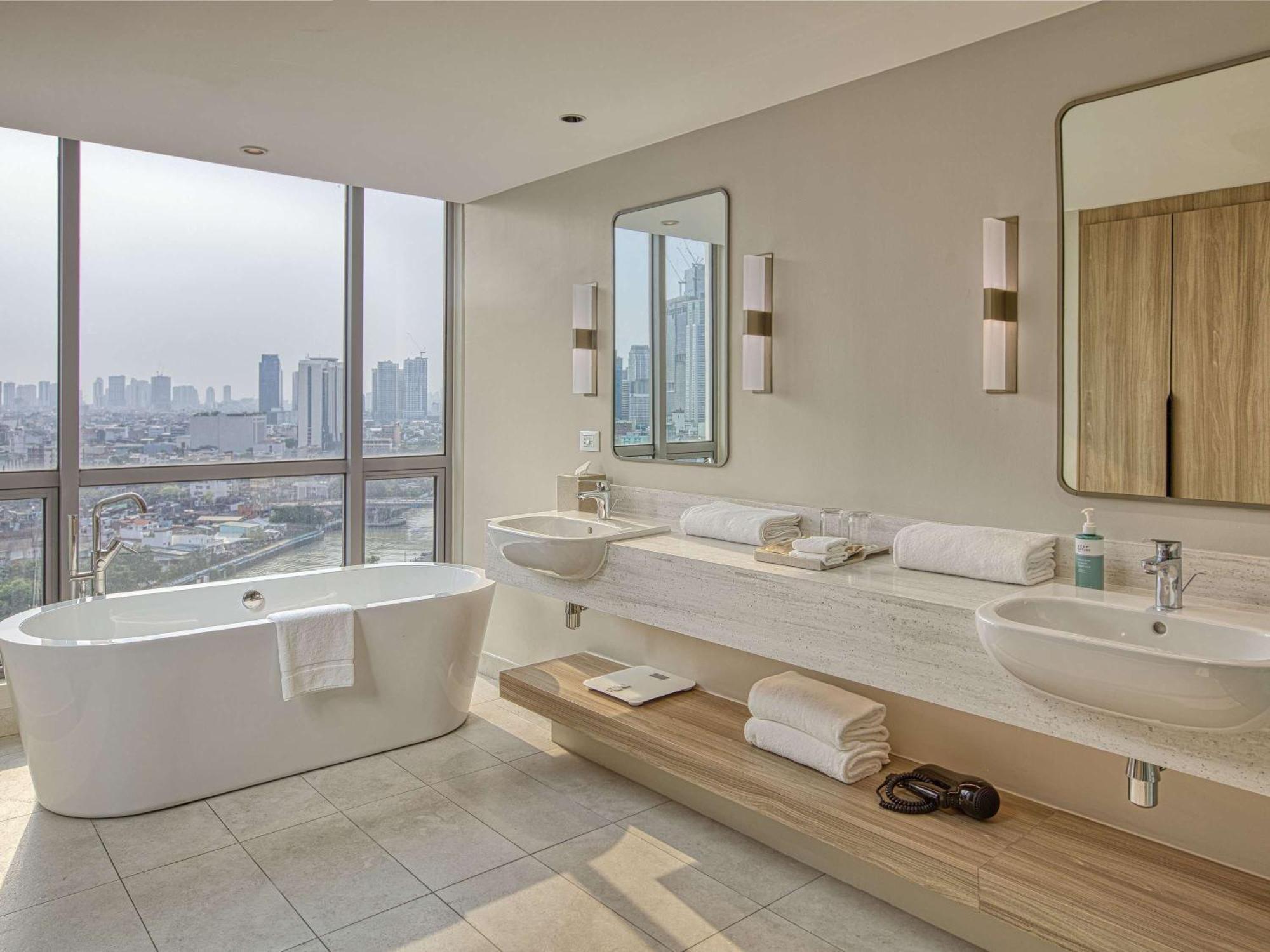 Novotel Suites Manila At Acqua マンダルヨン・シティ エクステリア 写真